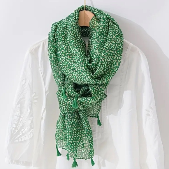 Accessories - Lightweight green scarf
